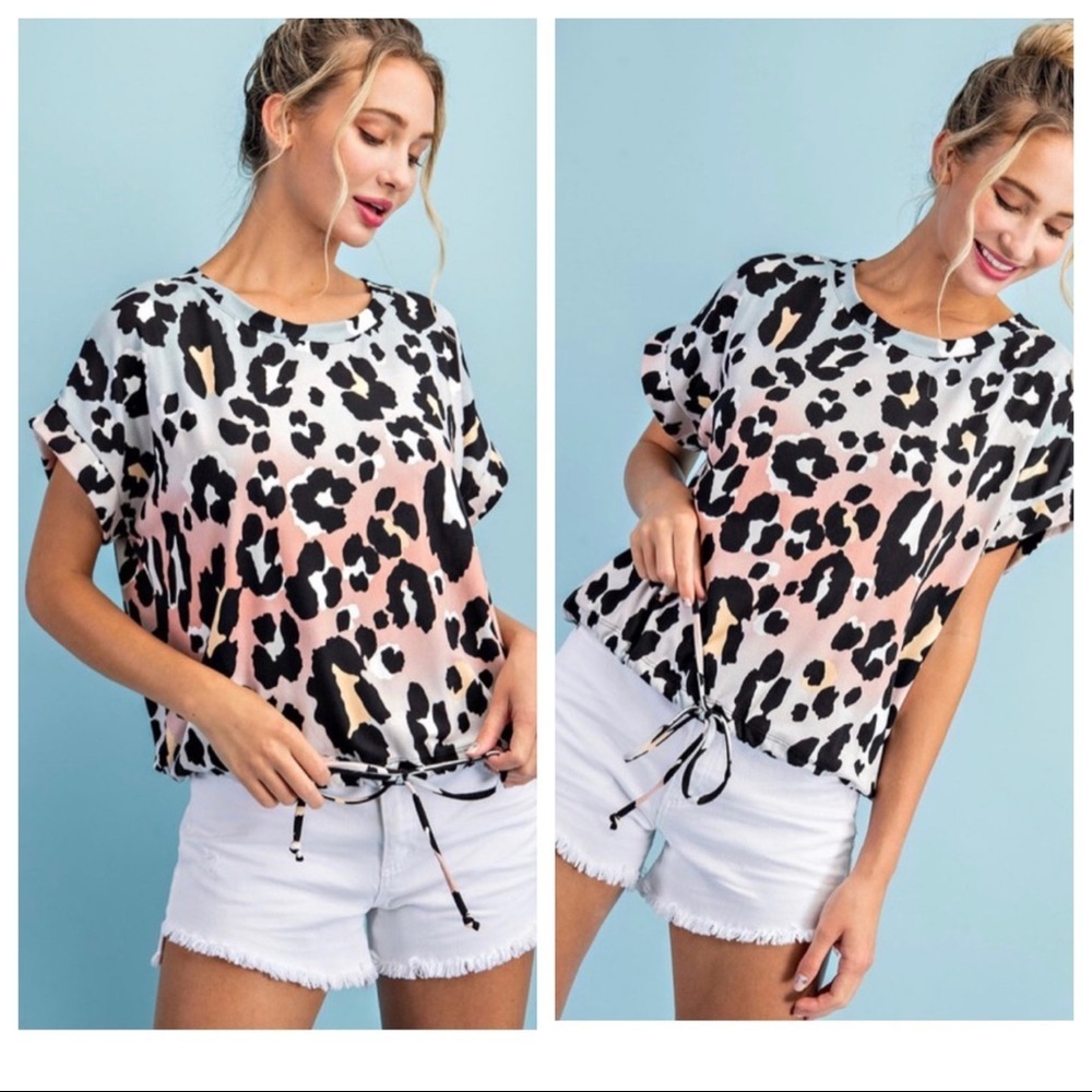 - 🛍NEW! So Chic Animal Print Top!